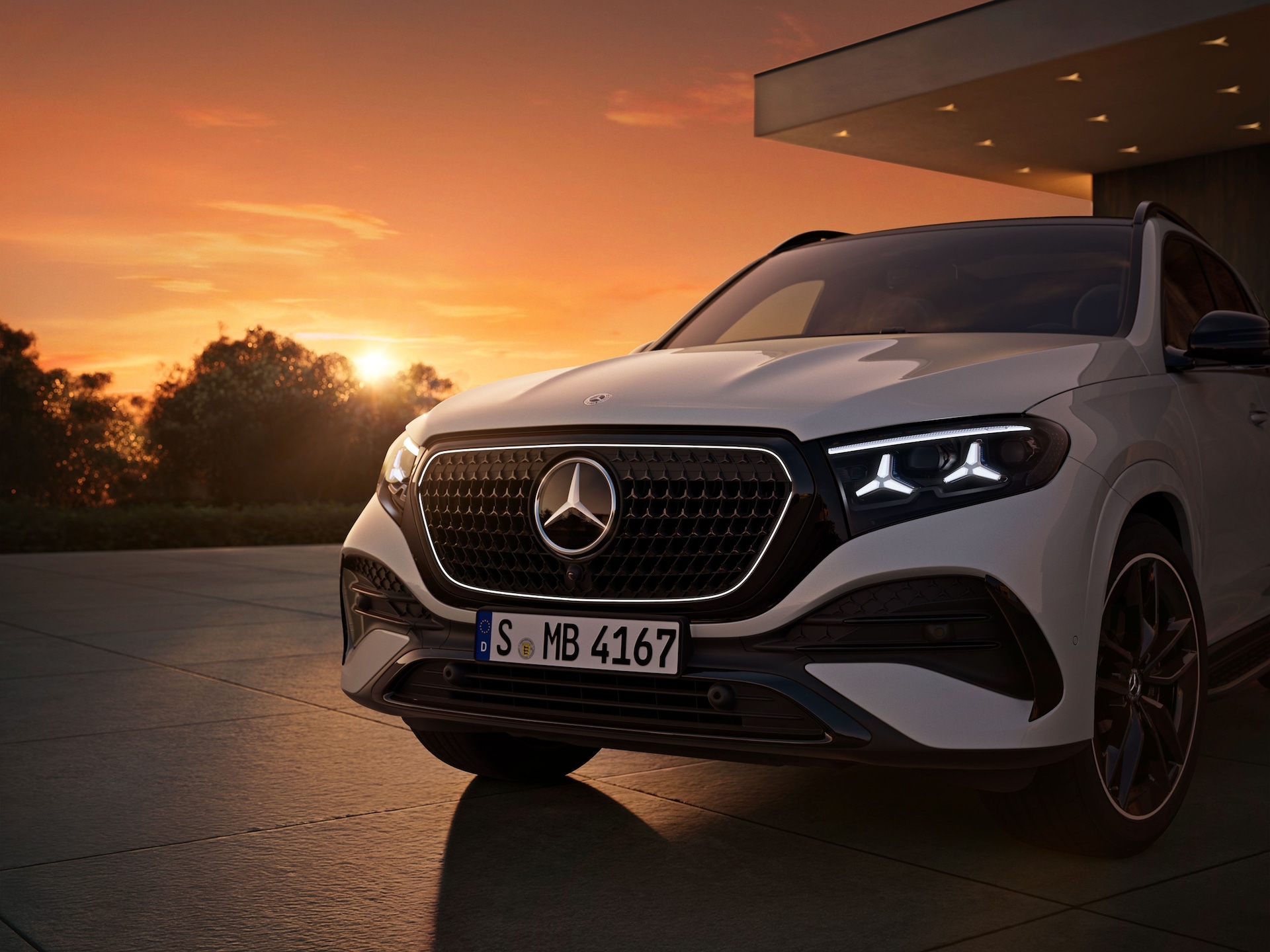 2026 Mercedes-Benz GLE SUV exterior illuminated front star emblem