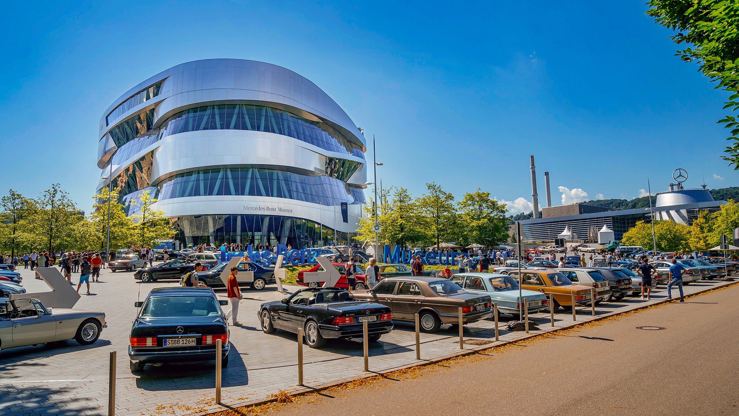 大人も着やすいシンプルファッション Mercedes-Benz Museum. 筆記具